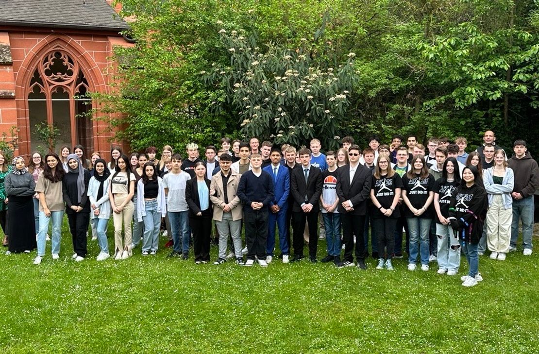 Schulleitung und Kollegium wünschen den Absolventen alles Gute für ihre Zukunft und gratulieren herzlich zum erfolgreichen Schulabschluss.