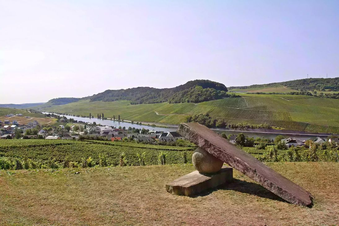 Die Skulptur "Knie im Gelenk" in Nittel an der Obermosel.