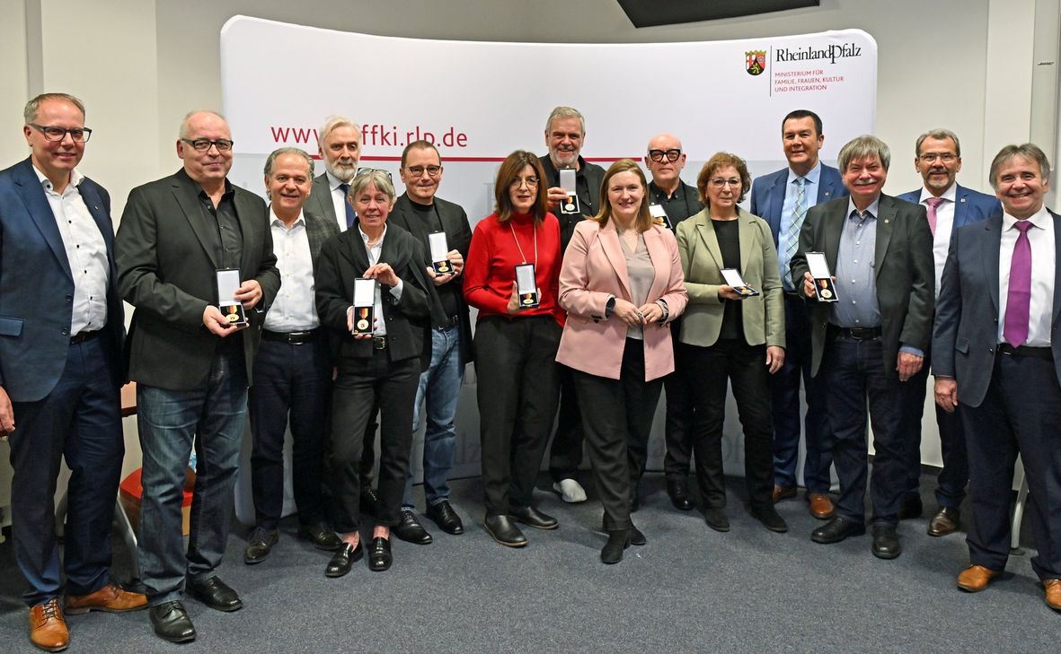 Kulturministerin Katharina Binz überreichte die Verdienstmedaillen während einer Feierstunde in Mainz an die Pro-Winzler.