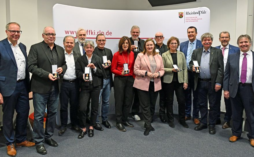 Kulturministerin Katharina Binz überreichte die Verdienstmedaillen während einer Feierstunde in Mainz an die Pro-Winzler.