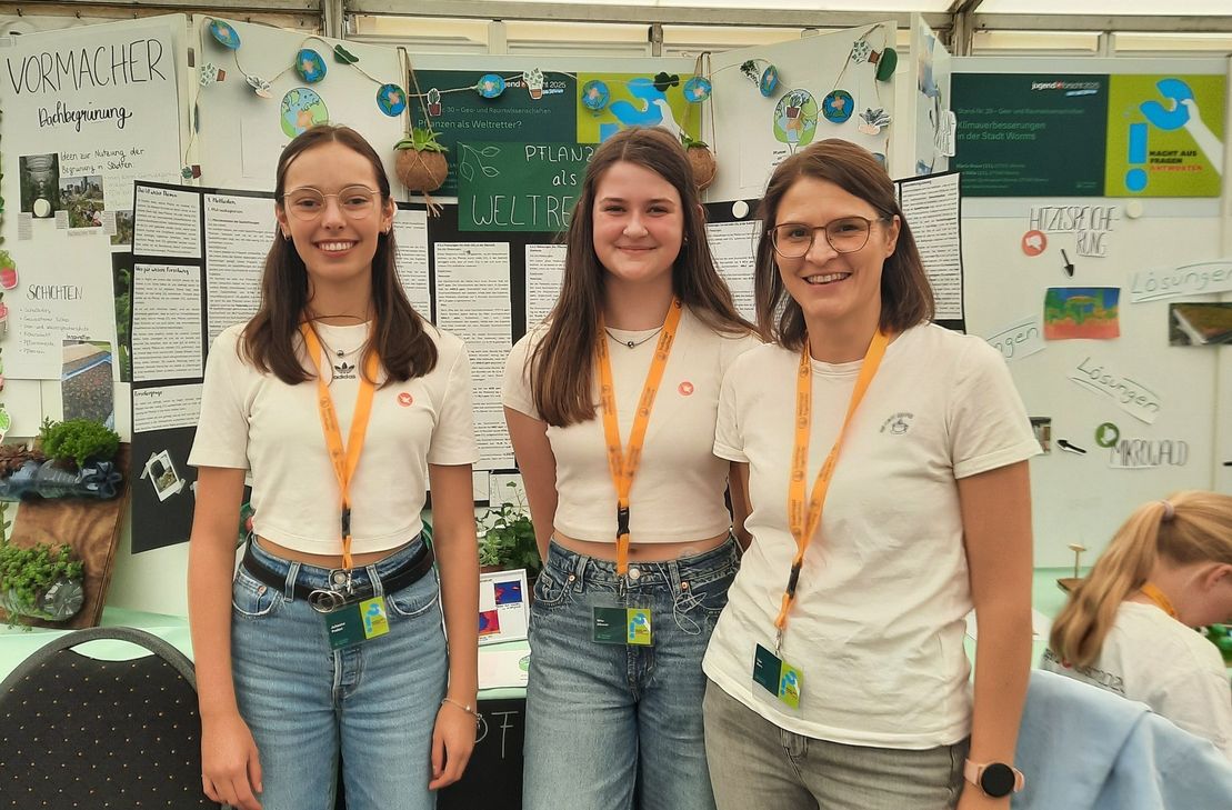 V.l.: Mila Dünner, Johanna Probst und Lisa Born (betreuende Lehrkraft) freuen sich über den Erfrolg bei "Jugend forscht".