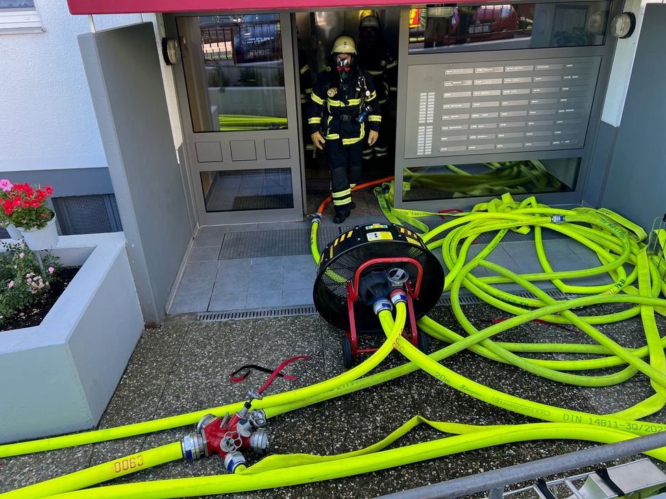 Nach einem Kellerbrand evakuierte die Feuerwehr 42 Bewohner eines Mehrfamilienhauses in der Waldalgesheimer Straße. Vier Personen wurden leicht verletzt.