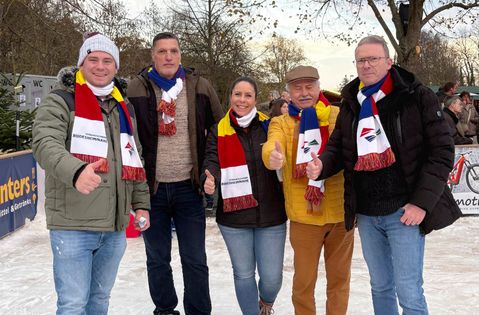 Offizieller Startschuss für die Eisbahn in Wallhausen: Bei winterlichen Temperaturen wurde jüngst die größte Eisbahn der Region eröffent.