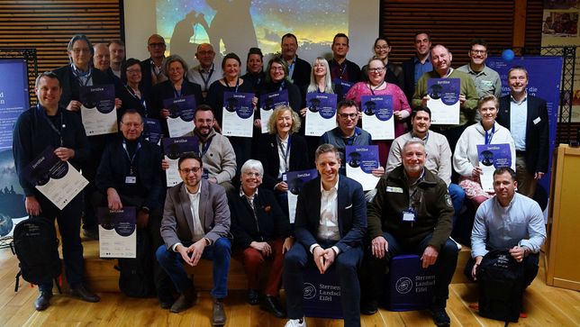 Die 23 frischgebackenen SternenGuides wurden im Naturzentrum Eifel mit ihren Zertifikaten ausgezeichnet und werden nun Besucher für den einzigartigen Nachthimmel begeistern.