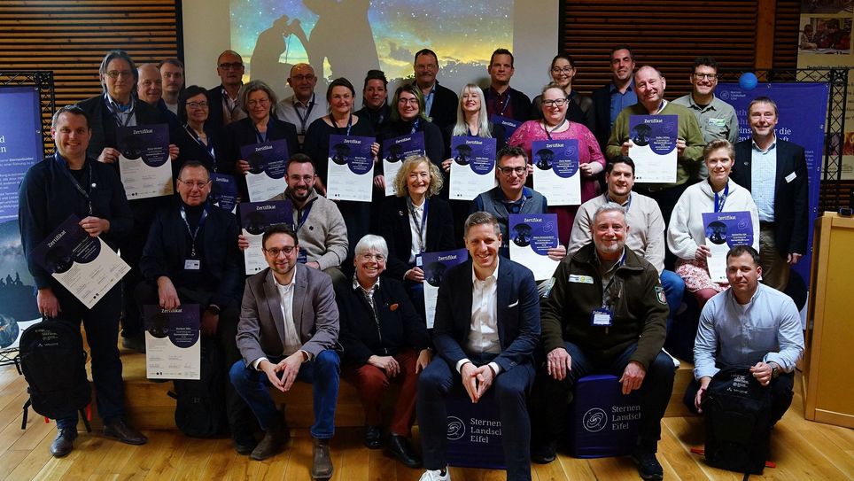 Die 23 frischgebackenen SternenGuides wurden im Naturzentrum Eifel mit ihren Zertifikaten ausgezeichnet und werden nun Besucher für den einzigartigen Nachthimmel begeistern.