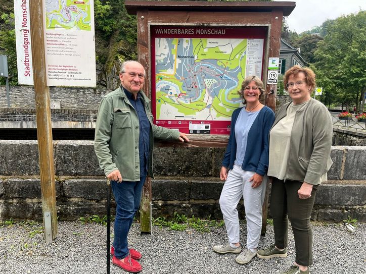 Wolfgang Kaever (ISG Monschau), Odrun Schäfer (Stadt Monschau) und Barbara Frohnhoff präsentieren die digitalisierten Wandewrwege, die man an den Wanderparkplätzen durch einen QR-Code aubrufen kann. Foto: H.-B. Kaulard.