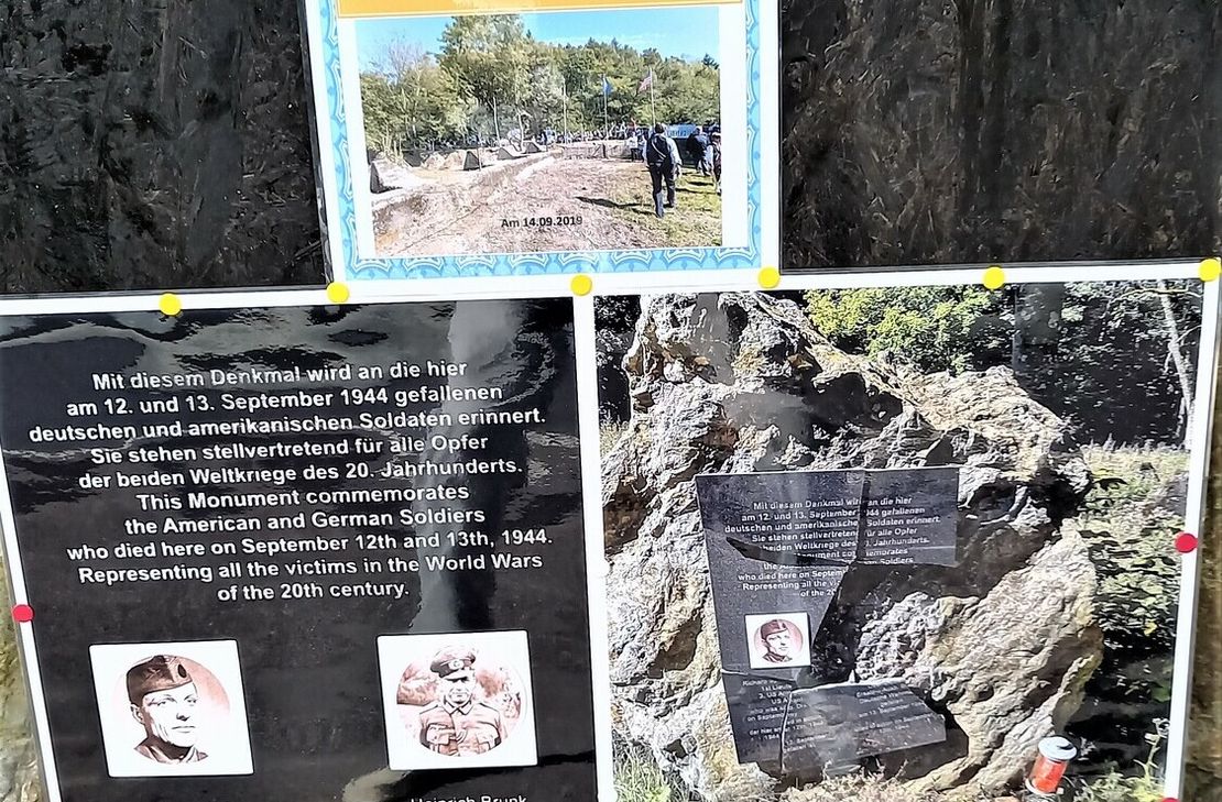 Auf einer Holztafel werden Einzelheiten des zerstörerischen Vandalismus geschildert und es ist ein QR-Code angebracht, womit man eine Spende an den HeuGeVe per PayPal leisten kann. Foto: Günther Sander