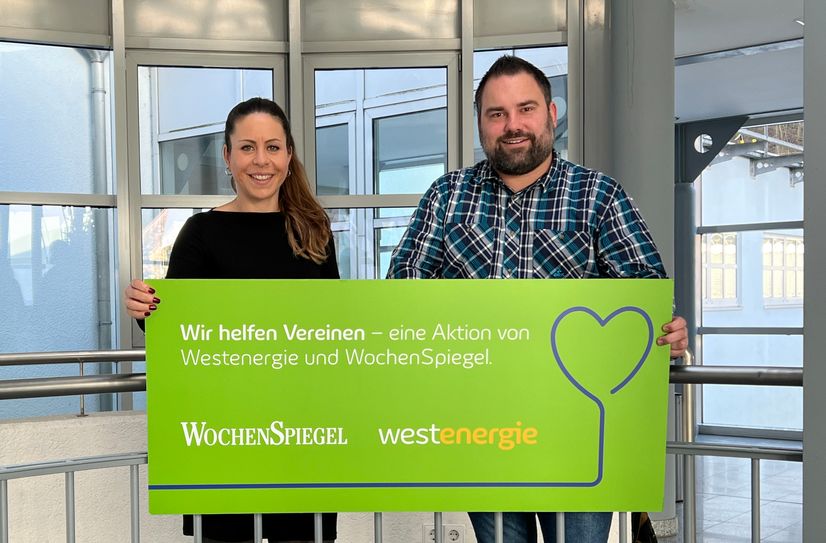 Melanie Dindorf, Westenergie-Kommunalmanagerin, und Timo Uhrmacher von der Verlagszentrale des WochenSpiegel rufen gemeinsam zur Teilnahme an der Aktion "Wir helfen Vereinen" auf.