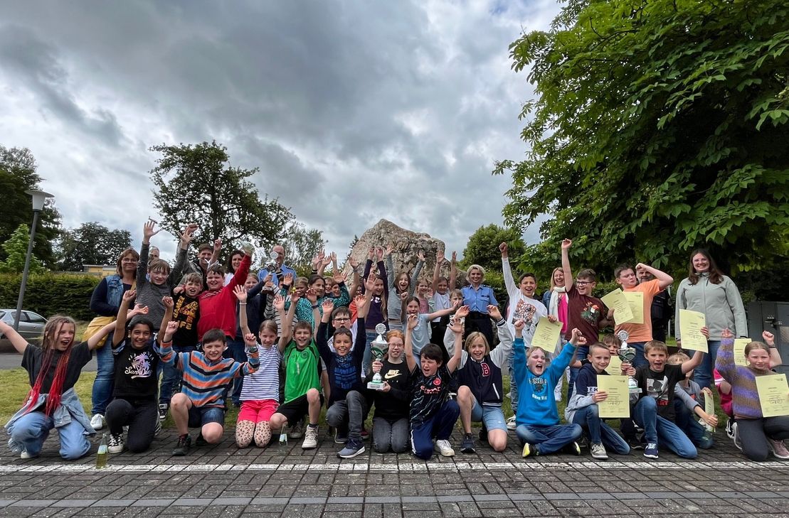 Die teilnehmenden Schülerinnen und Schüler der Grundschulen mit ihren Lehrkräften.