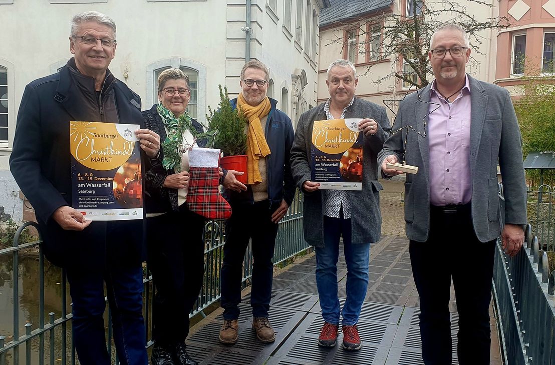 Josef Reinert, Silke Reinert, Stadtbürgermeister Andreas Reymann, Christof Kramp und Thomas Annen vom Saarburger Gewerbeverband laden am 2. und 3. Adventswochenende zum leuchtenden Saarburger Christkindlmarkt am Buttermarkt ein.