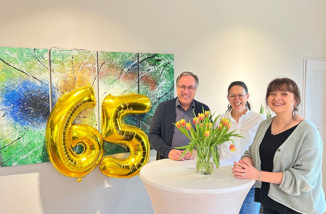 Gregor Eibes mit zwei seiner engsten Mitarbeiterinnen Michaela Linden-Kaspari (Mitte) und Stefanie Rodermund. "Wir werden ihn schon vermissen", geben die beiden Damen wehmütig zu. Der 65. Geburtstag des Verwaltungschefs wurde natürlich auch in der Kreisverwaltung gefeiert - u.a. mit einem Überraschungs-Ausflug in die Region.