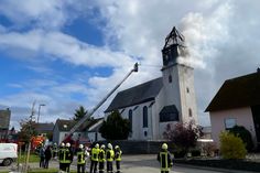 Der Kirchturm im Peterswald-Löffelscheid steht derzeit in Flammen.