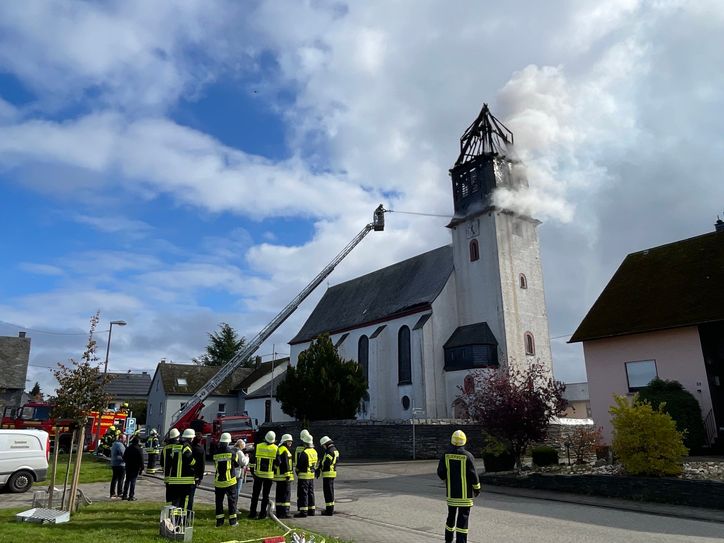 Der Kirchturm im Peterswald-Löffelscheid steht derzeit in Flammen.