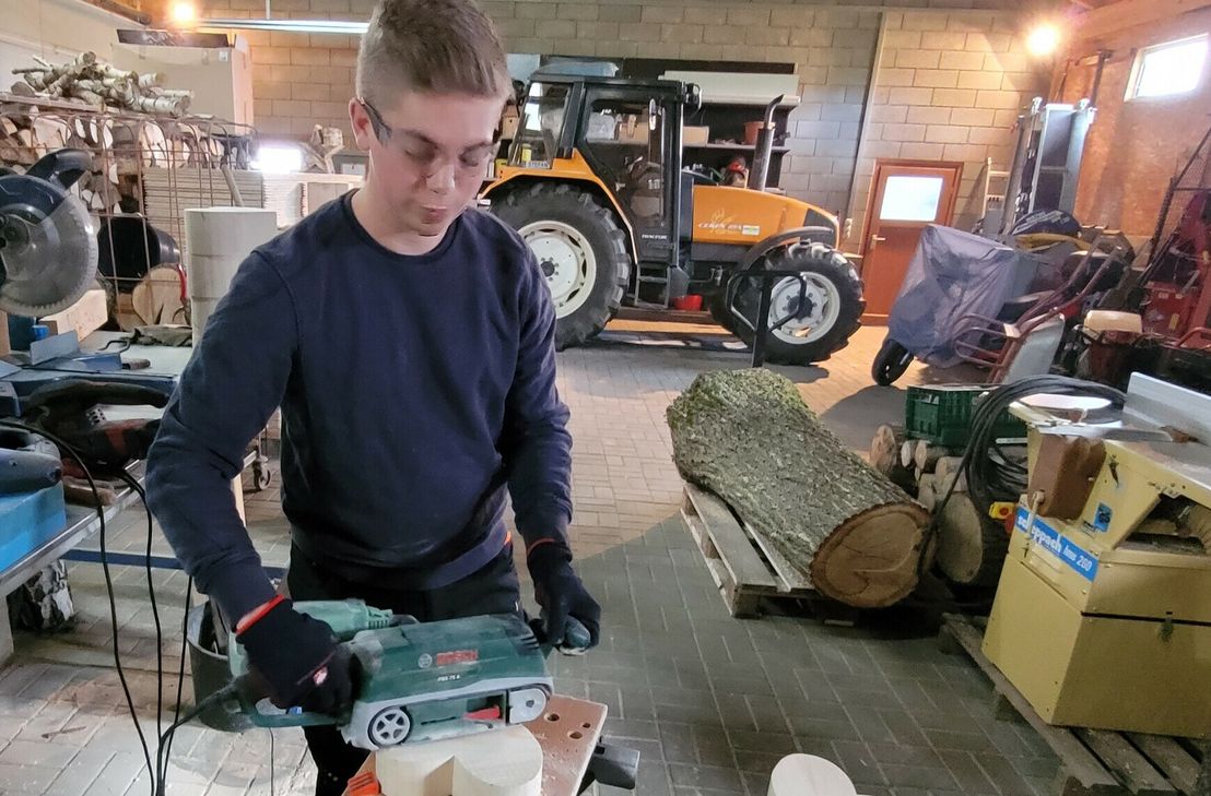 Seit Wochen macht sich Stefan nach Feierabend an die Arbeit.