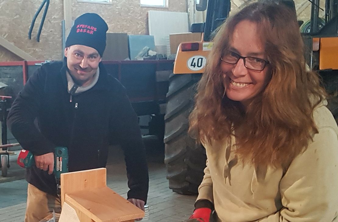 Auch Stefans Eltern Peter und Michaela nutzen jede freie Minute, um den Basar vorzubereiten.