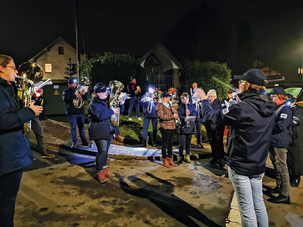 Der Musikverein Heimat-Echo 1933 e.V. spielt an verschiedenen Orten im Dorf auf und bringt weihnachtliche Stimmung und Vorfreude.