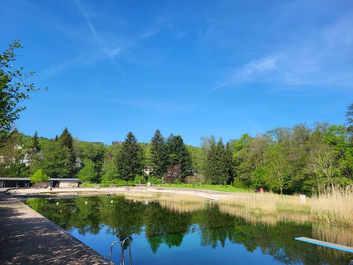 Das idyllische Naturbad Staden ist bereit für die Badegäste.