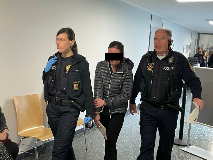 Julia L. war die Lebensgefährtin des ermordeten Arztes. Sie erhielt wegen unterlassener Hilfeleistung eine Strafe von zwei Jahren und vier Monaten.