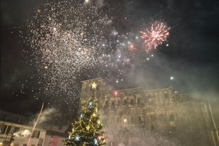 Tausende Menschen versammelten sich in der Silvesternacht rund um das Wahrzeichen der ältesten Stadt Deutschlands.