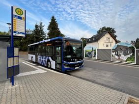 Von der Haltestelle „Rhaunen Markt“ aus fährt die RNN-Linie 850 ab dem 1. August künftig an Wochenenden bis zum Flughafen Hahn weiter. Von montags bis freitags wird dort zudem die neue Linie 666 halten, die bis zum Airport fährt