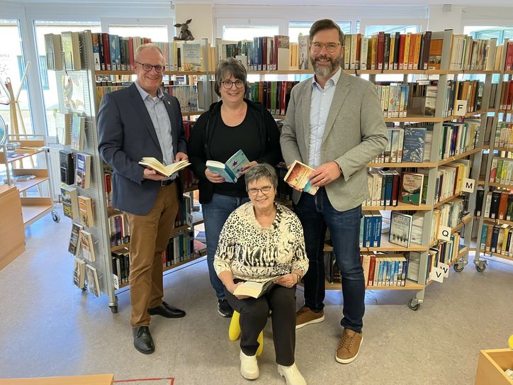 Freuen sich gemeinsam über das erweiterte Angebot der Gemeinde- und Schulbibliothek Leseland Trierweiler (v. l.): Michael Holstein, Bürgermeister der Verbandsgemeinde Trier-Land mit Nicole Gorges und Uschi Schilling, Leseland Trierweiler, sowie Westenergie-Kommunalmanager Christian Nathem.