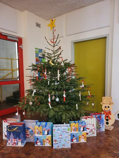 Kinder der Kita Udenbreth beschenken Kinder eines Kinderheims in Hellenthal.