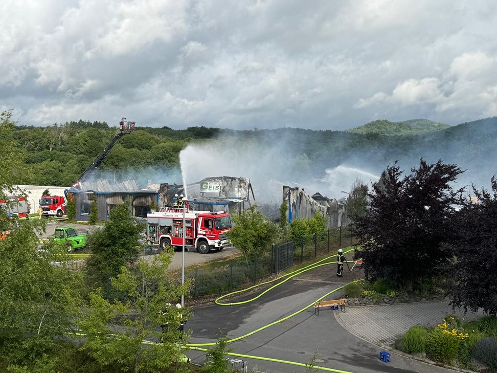 Hoher Schaden entstand heute Morgen beim Brand im Industriegebiet von Kottenheim.