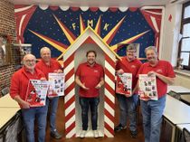 Torsten Krieg (Mitte) heißt der neue Karnevalsprinz von Mechernich. Gerd Jannes (v.li.), Manfred Klöcker, Kevin Hembach und Albert Meyer stellten die neue Tollität des FMK vor. Foto: Michael Nielen