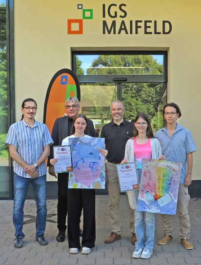 V.l.n.r: Michael Bertram (BK- und Klassenlehrer 8b), Malte Möbius (Schulleiter der IGS Maifeld), Alina Schneider (Preisträgerin aus der Klasse 8b), Herr Schmitz, Sina Mück (Preisträgerin aus der Klasse 8d) und Marko Sommer (BK- und Klassenlehrer 8d).