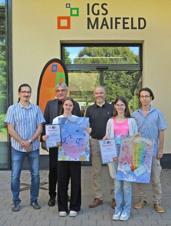 V.l.n.r:  Michael Bertram (BK- und Klassenlehrer 8b), Malte Möbius (Schulleiter der IGS Maifeld), Alina Schneider (Preisträgerin aus der Klasse 8b), Herr Schmitz,  Sina Mück (Preisträgerin aus der Klasse 8d) und Marko Sommer (BK- und Klassenlehrer 8d).