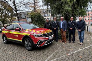 Im Foto von links nach rechts die stellvertretenden Wehrleiter Michael Trierweiler und Oliver Berg, Bürgermeister Michael Holstein, stellv. Wehrleiter Marco Schönhofen und Fachbereichsleiter Matthias Wagner bei der Übergabe des neuen Kommandowagens.