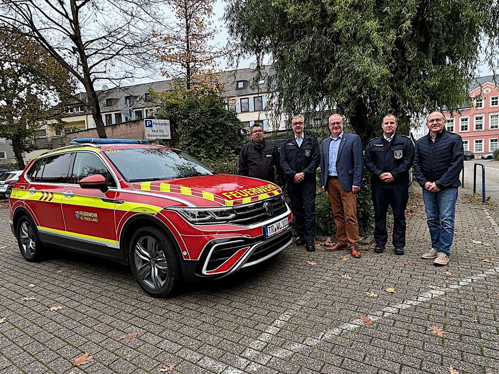 Im Foto von links nach rechts die stellvertretenden Wehrleiter Michael Trierweiler und Oliver Berg, Bürgermeister Michael Holstein, stellv. Wehrleiter Marco Schönhofen und Fachbereichsleiter Matthias Wagner bei der Übergabe des neuen Kommandowagens.