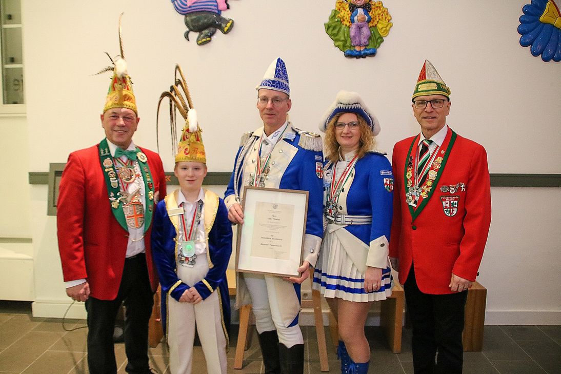 Gratulation für Udo Thielen, der stolz die Urkunde präsentiert.