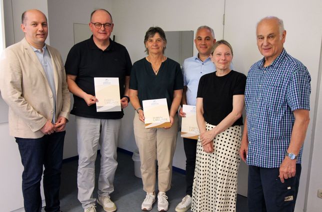 Marco Marzi, Vorsitzender des Stadtsportverbands Trier (links), ehrte bei der Mitgliederversammlung drei langjährige Ehrenamtler des Trierer Sports: Thomas München (Karate- und Sportverein Trier), Uschi Fuhs (SV Ehrang) und Marco Müller (Karate- und Sportverein Trier, von links). Daneben Triers Bürgermeisterin und Sportdezernentin Britta Wiezenegger und Bernd Michaels (Zweiter Vorsitzender des Stadtsportverbands).