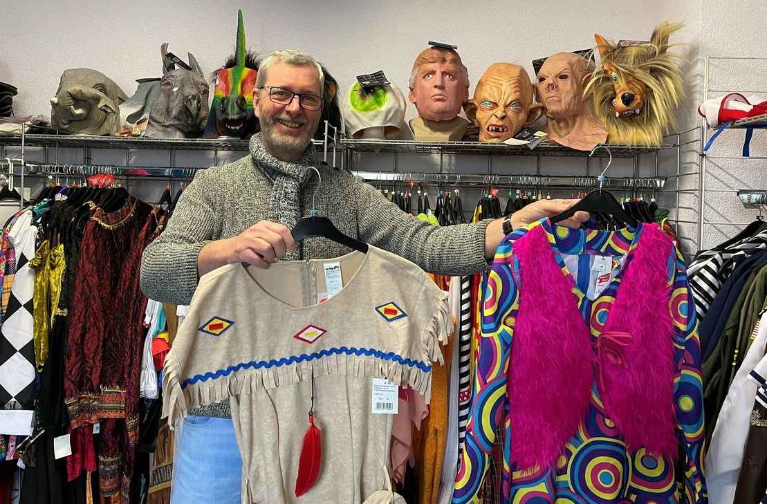 Peter Bubenheim in seinem Element: Der Betreiber der Faschingskiste in Algenrodt hat für jede Närrin und  jeden Narren etwas auf Lager. Und wenn nicht, kann er es innerhalb kürzester Zeit bestellen.