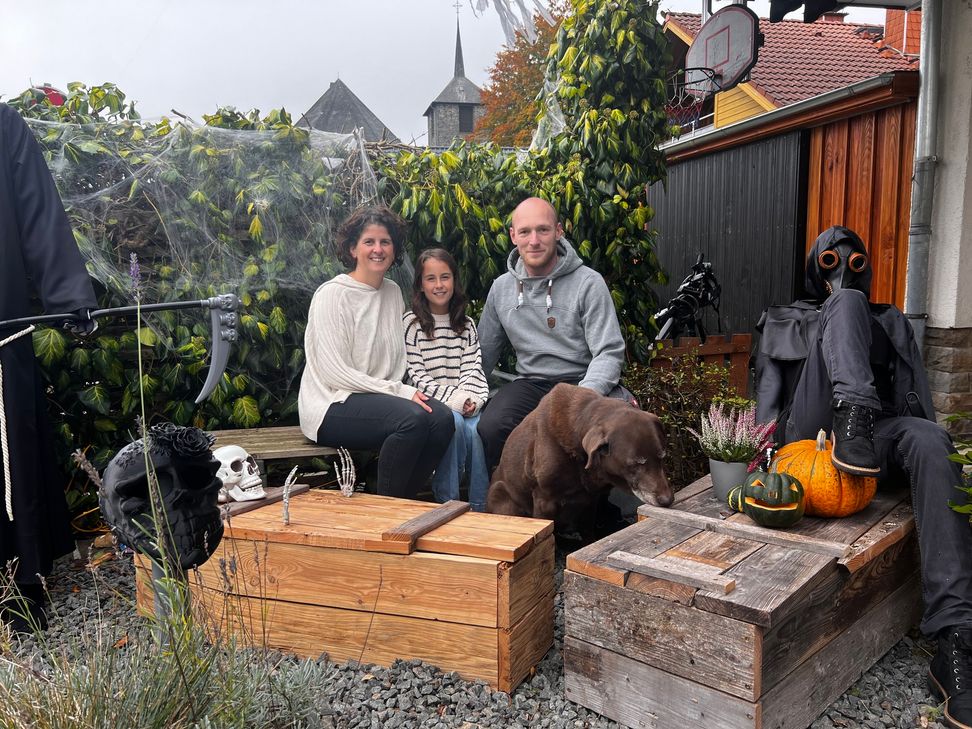 Lina Kratz-Handke, Mila Handke und Marcel Kratz freuen sich auf die Halloween-Besucher.