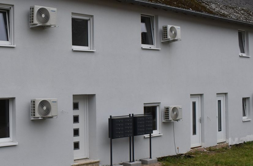 Die 20 Briefkästen, die kürzlich an dem von der VG Saarburg-Kell für die Unterbringung für Flüchtlinge angemieteten Haus angebracht wurden, ließen es in der Gerüchteküche brodeln.