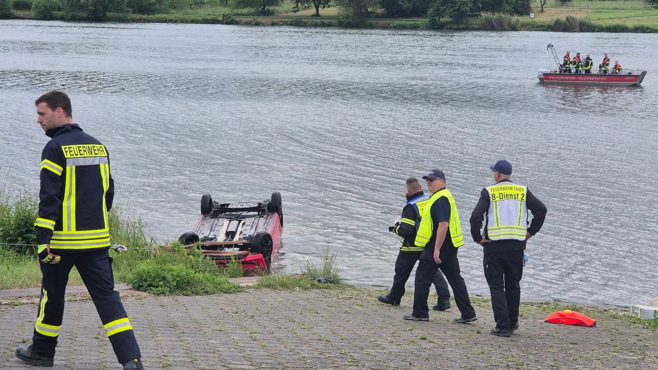 Am Freitagvormittag, 6. Juni, gegen 10 Uhr kam es auf der Mosel zwischen Schweich und Longen zu einem größeren Rettungseinsatz. Passanten hatten Hinweise für ein Fahrzeug im Wasser entdeckt, woraufhin Feuerwehr und Rettungskräfte alarmiert wurden.