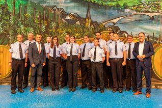 Die mit der Fluthilfemedaille ausgezeichneten Feuerwehrleute mit Landrat Gregor Eibes, Bürgermeister Joachim Rodenkirch und Wehrleiter Christian Vollmer.