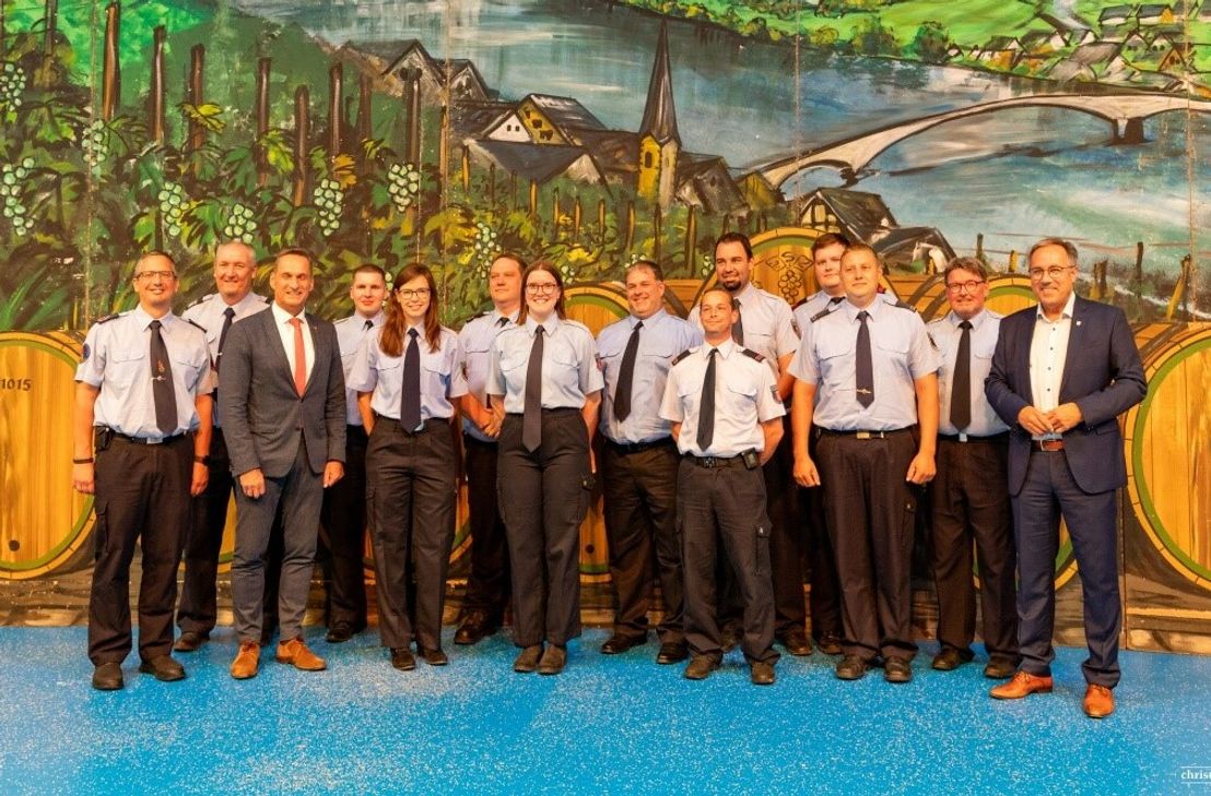 Die mit der Fluthilfemedaille ausgezeichneten Feuerwehrleute mit Landrat Gregor Eibes, Bürgermeister Joachim Rodenkirch und Wehrleiter Christian Vollmer.