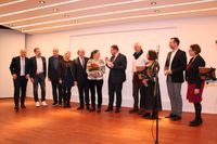 Fraktionsvorsitzende und Beigeordnete der Stadt Bitburg bedanken sich für die gute Zusammenarbeit (v.I.n.r. FV Andreas Gerten, Patric Nora, FV Manfred Böttel, FV Carina Kesse, Erster Beigeordneter Michael Ringe/stein, Maria Kandels, Bürgermeister Joachim Kande/s, FV Peter Berger, Beigeordnete Irene Weber, FV Heiko Jakobs, Beigeordnete
Katharina Gangolf)