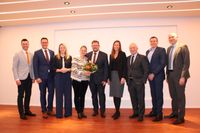 v.I.n.r. Dr. Johannes Reuschen, Verbandsgemeinde Prum, Bürgermeister Markus Konrad, Verbandsgemeinde Speicher, Bürgermeisterin Anna-Canna Krebs, Verbandsgemeinde Südeifel, Bürgermeisterin Janine Fischer, Verbandsgemeinde Bitburg-Land, Bürgermeister a.D. Aloysius Sohngen, Prum, Bürgermeister Johannes Kuhl, Verbandsgemeinde Arzfeld,
Landrat Andreas Kruppert