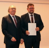 Überreichung der Dankurkunde für seine Amtszeit durch den Ersten Beigeordneten Michael Ringelstein