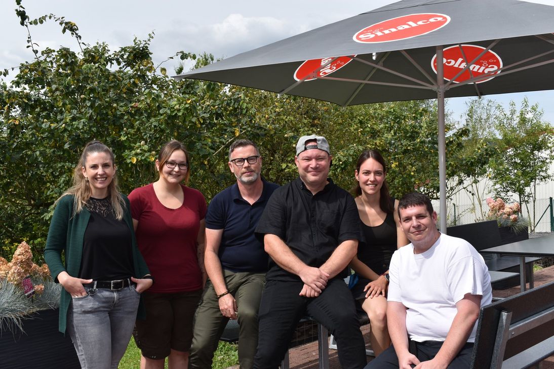 Im Bild von links: Stefanie Land (Leitung begleitende Dienste), Hannah Weber (Heilerziehungspflegerin), Christoph Halbe (Vermarktungsleiter Hofgut), Rolf Moser (Beschäftigter Metzgerei), Manuela Walde (Fachkraft Montage) und Benjamin Schmitt (Beschäftigter Küche).