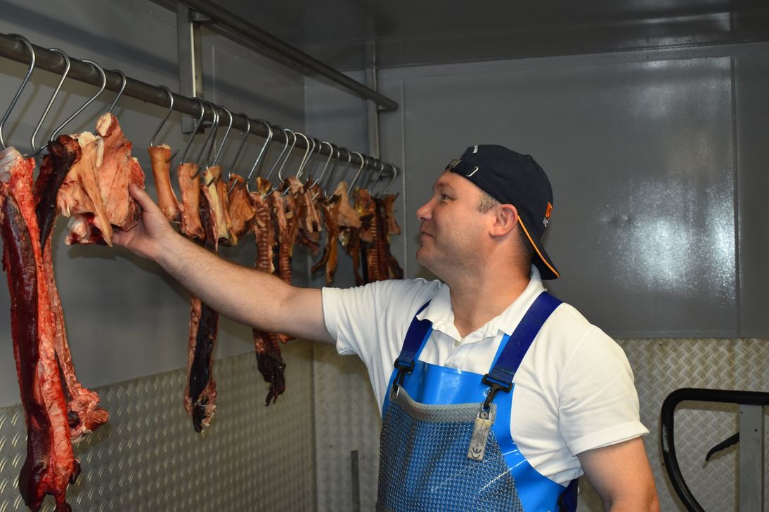 Rolf arbeitet seit 2003 als Fleischer im Hofgut