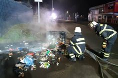 Gleich zwei Mal musste die Feuerwehr am Donnerstagabend wegen brennenden Unrats ausrücken.