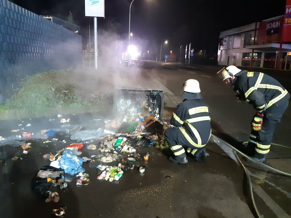 Gleich zwei Mal musste die Feuerwehr am Donnerstagabend wegen brennenden Unrats ausrücken.