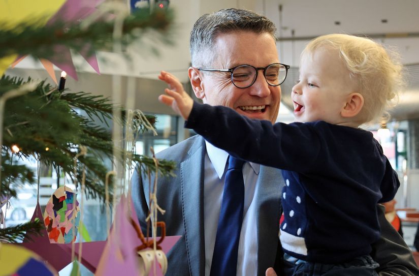 Städteregionsrat Dr. Tim Grüttemeier hat den Wunschbaum gemeinsam mit den Kindern der städteregionalen Betriebskita geschmückt. In diesem Jahr warten 386 Wünsche darauf, erfüllt zu werden.