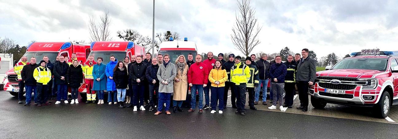 »Es ist wichtig, dass Rettungsdienst und Katastrophenschutz professionell ausgestattet sind«, betonte Landrat Markus Ramers bei der Übergabe der neuen Einsatzfahrzeuge. Foto: W. Andres / Kreis Euskirchen