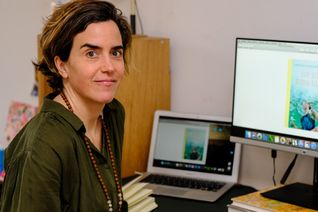 Als Drehbuch- und Romanautorin hat sich die gebürtige Triererin Kristina Magdalena Henn einen Namen gemacht. Mit ihr verbindet man erfolgreiche Kinofilme wie "Groupies bleiben nicht zum Frühstück" und die Filmreihe "Ostwind", die ein Millionenpublikum in ihren Bann gezogen hat. Seit der Geburt ihrer Tochter widmet sie sich auch Jugendromanen und Bilderbüchern für Kinder.